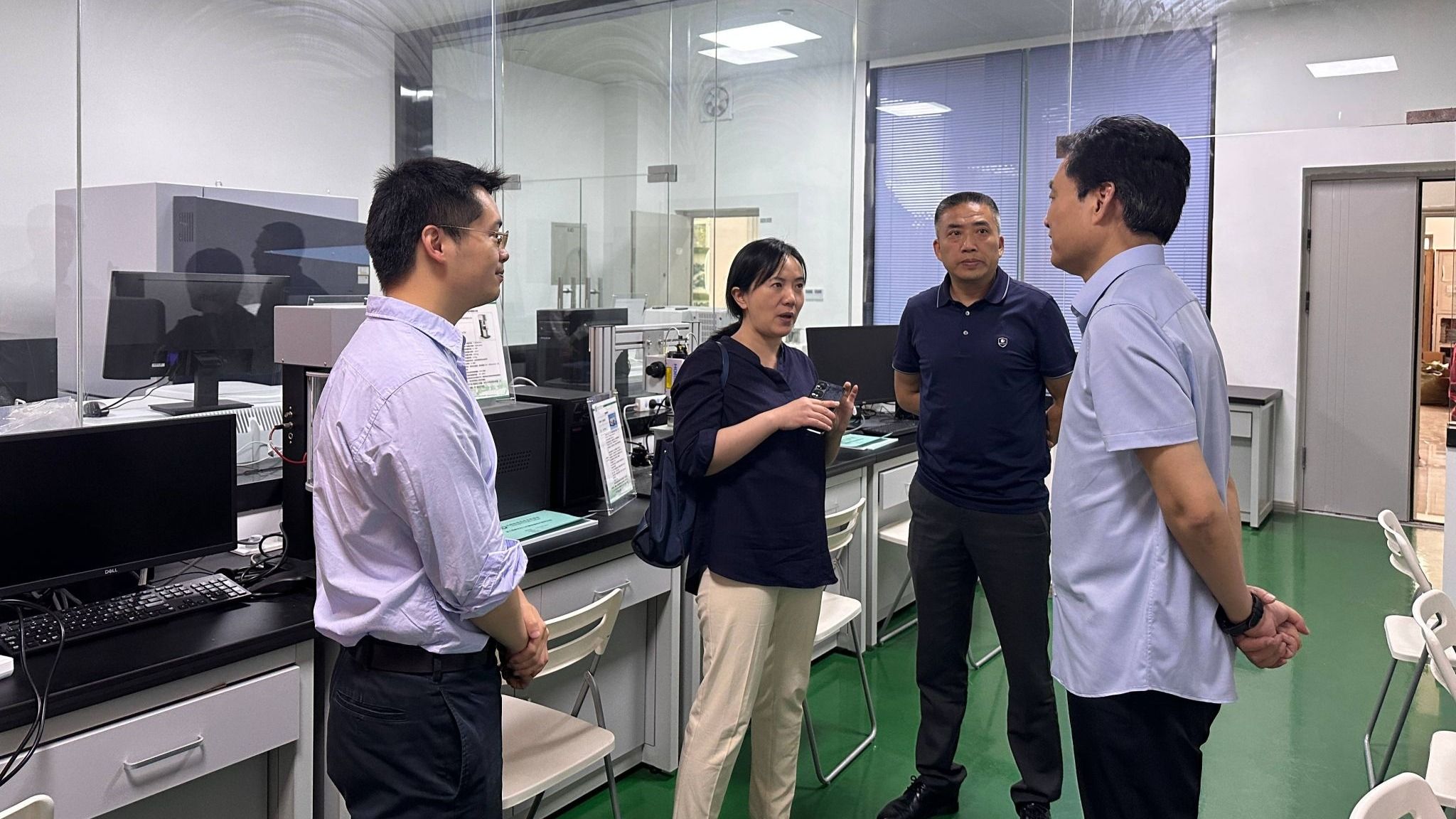 会后,刘全一行到学校四川省高性能特种纺织材料功能化开发与应用工程